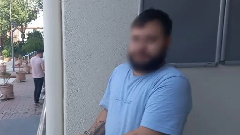 Aydın'da çeşitli suçlardan ceza alan M.C.D. adlı tutuklu sanık, adliyeye