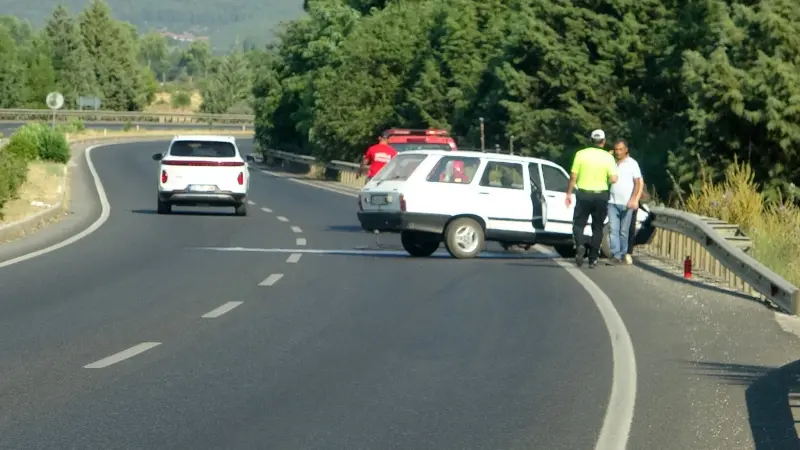 Yanan otomobil itfaiye ekiplerini alarma geçirdi Muğla'nın Menteşe ilçesinde seyir halindeki bir otomobilin motor kısmından çıkan