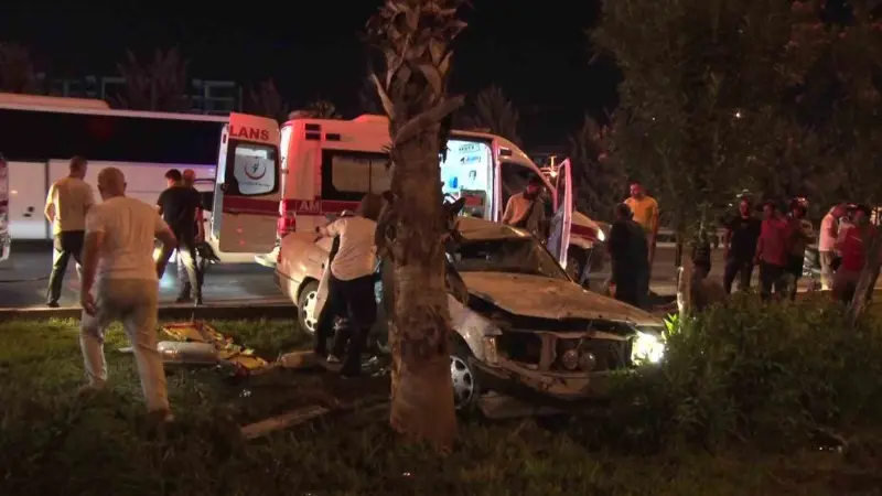 Antalya'da refüjdeki palmiyeye çarpan araç hurdaya dönerken, araçta sıkışan iki