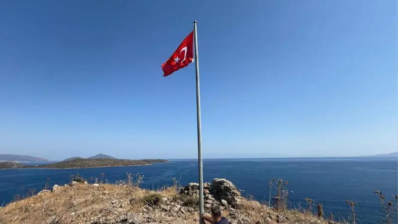 Bodrum Belediyesi kent genelinde yıpranmış bayrakları yeniliyor Bodrum Belediyesi, 11-15 Ağustos tarihleri arasında Kargı Adası, Çelebi Adası,