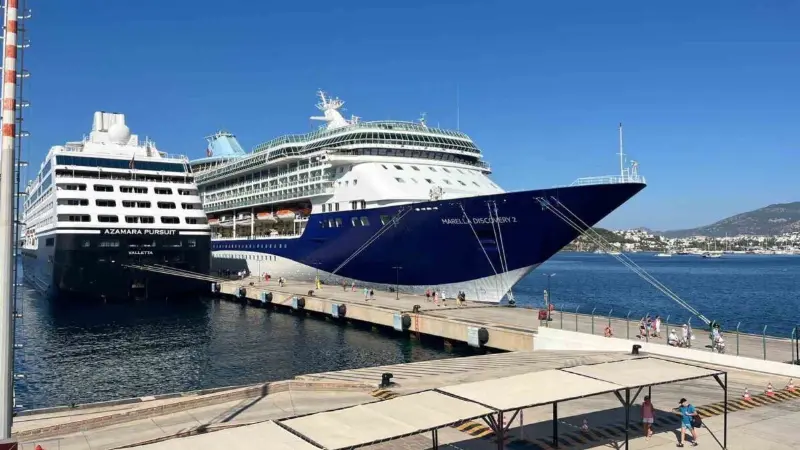 Muğla’nın Bodrum ilçesine gelen Marella Discovery 2 ve Azamara Pursuit