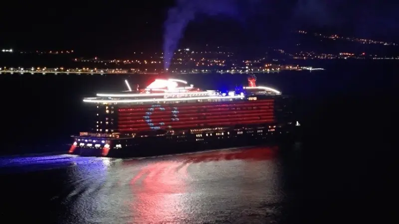 Bahamalar bayraklı 277 metre uzunluğundaki 'Resilient Lady' kruvaziyeri, Çanakkale Boğazı'ndan