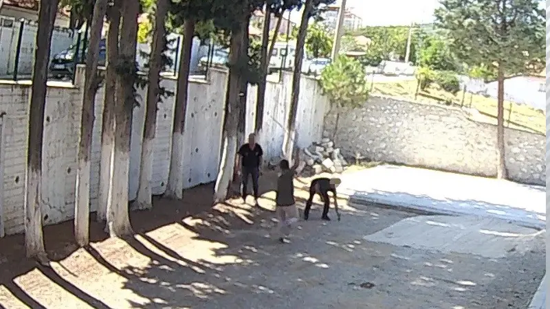 Denizli'nin Kale ilçesinde, iki zabıta memuru E.H. tarafından darp edildi.