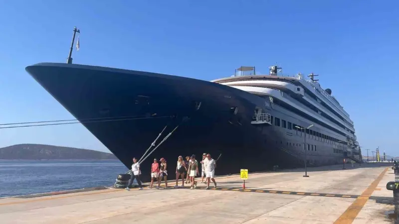 190 metre uzunluğundaki lüks yolcu gemisi "Evrima", sabah saatlerinde Rodos'tan