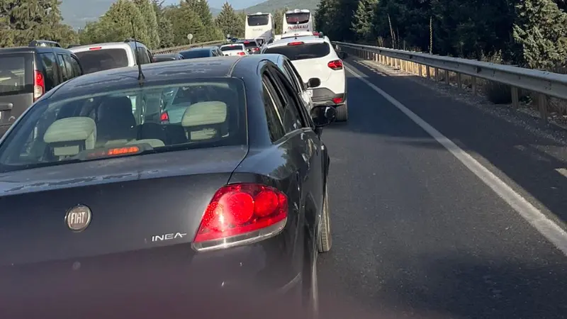 Muğla Çevre Yolu’nda akşamüstü saatlerinde kilometrelerce araç kuyruğu oluştu.