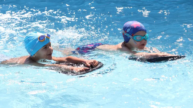 Muğla’da çocuklar için ücretsiz yüzme kursları başladı Muğla Büyükşehir Belediyesi, çocukların güvenli ve sağlıklı bir şekilde yüzme