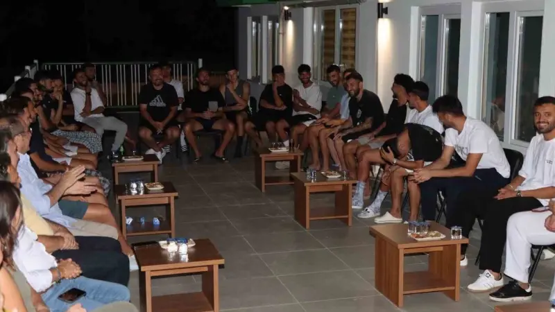 Muğlaspor Başkanı Menaf Kıyanç, yönetim kurulu üyeleriyle birlikte futbolcularla bir