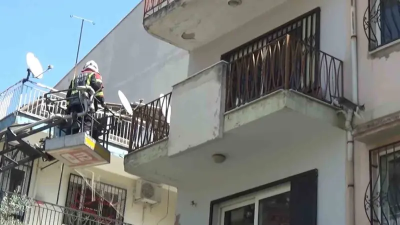 Aydın'ın Efeler ilçesinde bir apartmanın üst katındaki balkonda mahsur kalan