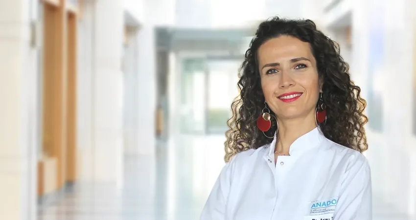 Günümüzün popüler uygulamalarından beyazlatma işlemi ile diş renginin iki tona