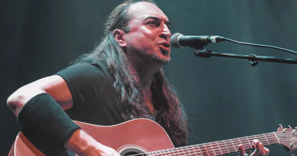 Türk rock müziğinin sevilen ismi Ogün Sanlısoy, Urla'nın eşsiz atmosferinde