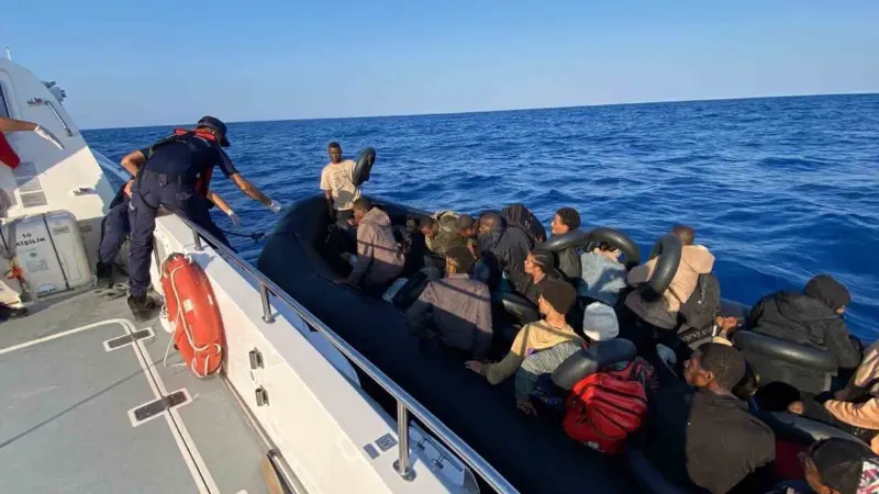 Muğla'nın Fethiye açıklarında motor arızası nedeniyle sürüklenen lastik bottaki 28