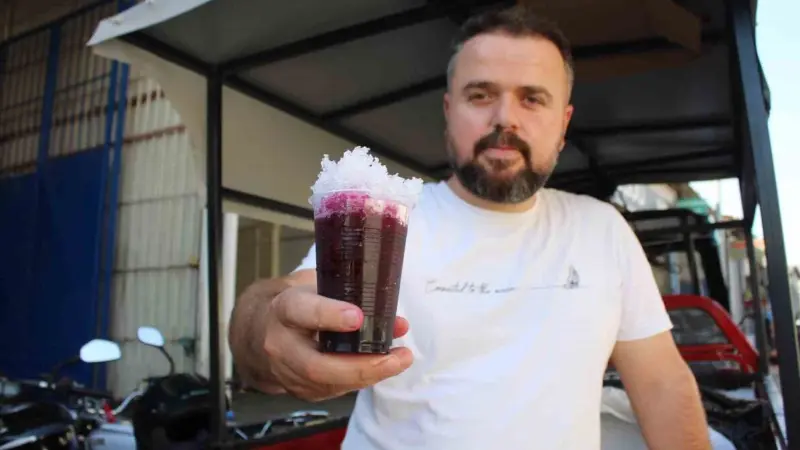 Aydın'ın Efeler ilçesinde Yusuf Bozkurt, 15 yıldır seyyar aracıyla kar