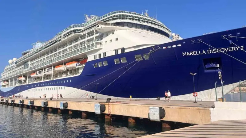 Marella Discovery 2 adlı yolcu gemisi, Bodrum'a geldi. Yunanistan'ın Santorini