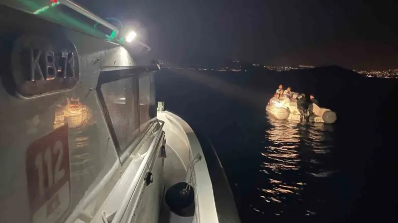 Muğla'nın Bodrum ilçesinde, motor arızası nedeniyle sürüklenen bir lastik bottaki