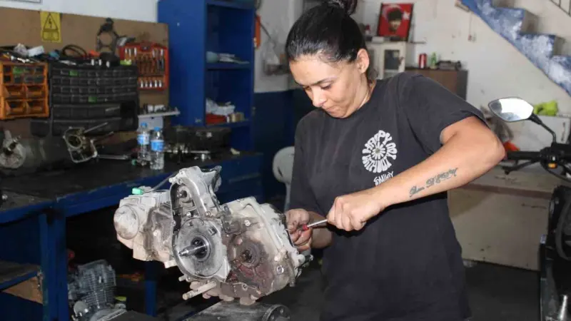 Aydın'da yaşayan 33 yaşındaki Hayriye Gedik, eşinin motor tamir dükkanındaki
