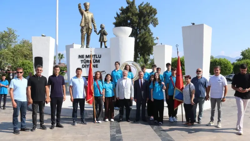 Fethiye'de 2025-2026 eğitim öğretim yılı, Beşkaza Meydanı'nda düzenlenen törenle kutlandı.