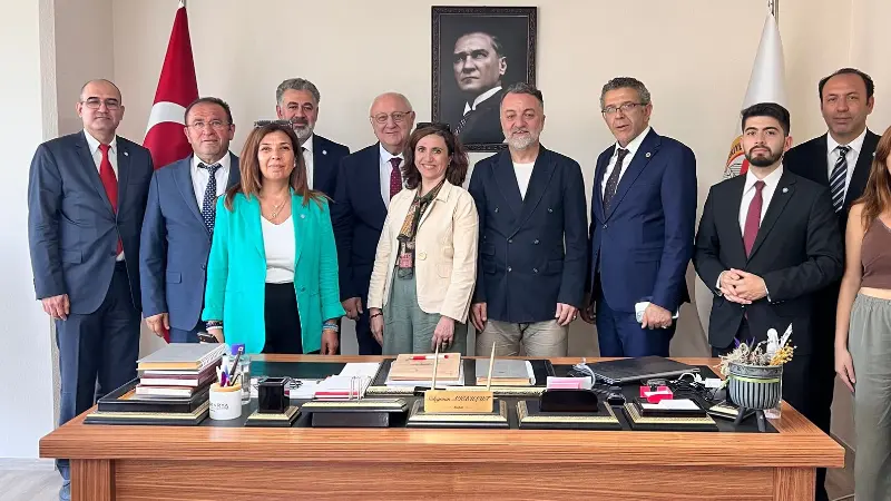 İYİ Parti heyetinden Muğla Gazeteciler Cemiyeti’ne ziyaret İYİ Parti Genel Başkan Yardımcısı Ahmet Kamil Erozan ve beraberindeki