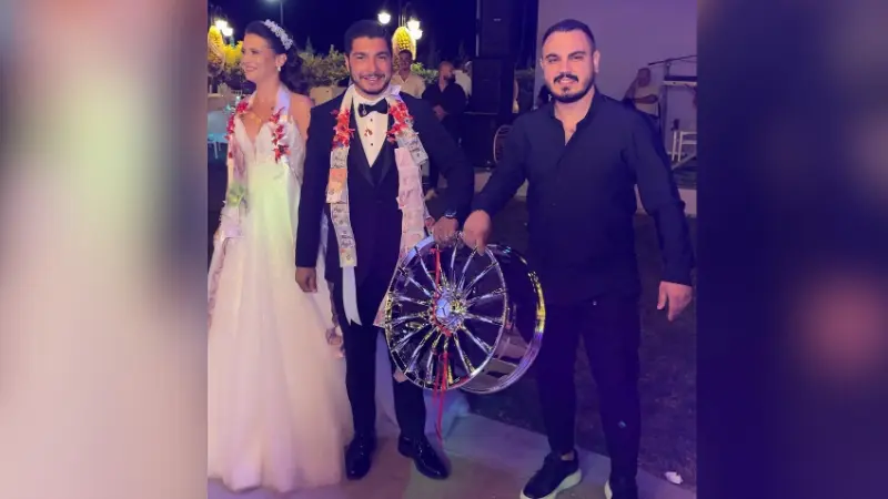 İzmir'deki bir düğün töreninde, davetlilerden biri gelin ve damada takı