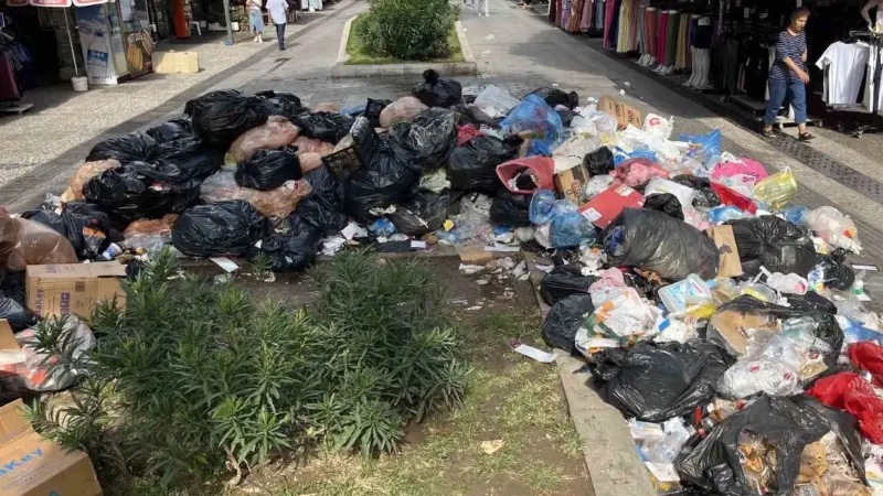 İzmir'in Buca ilçesinde, maaşlarını alamayan belediye işçilerinin grevi nedeniyle çöplerin