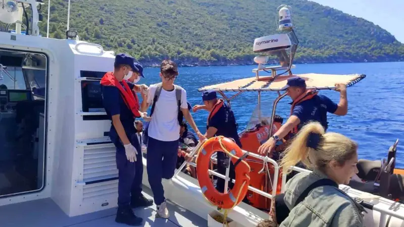 Muğla'nın Fethiye ilçesindeki Korsan Koyu'nda, karaya ulaşmanın mümkün olmadığı bir