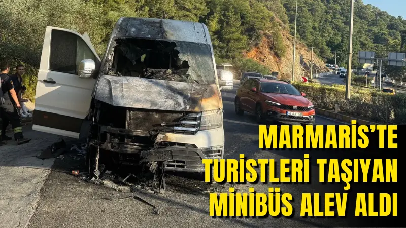 Muğla'nın Marmaris ilçesinde, turisti Dalaman Havalimanı'na götüren minibüs motor kısmından