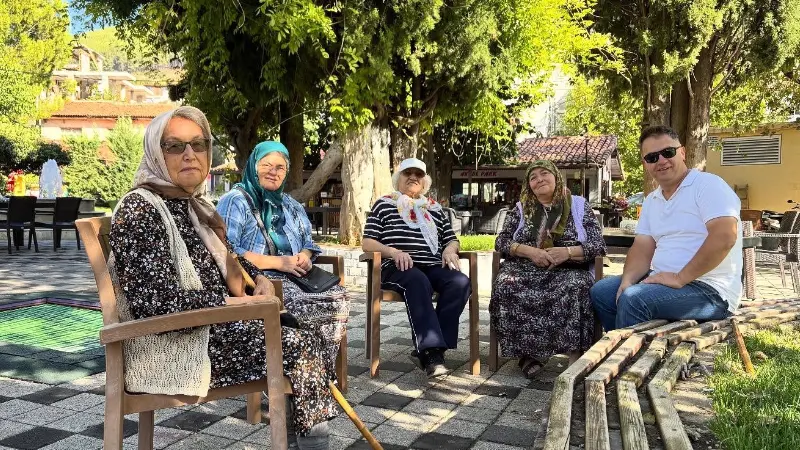 Menteşe Muslihittin Mahallesi Muhtarı Serkan Eğribozlu, mahallenin yaşlı teyzeleri ile