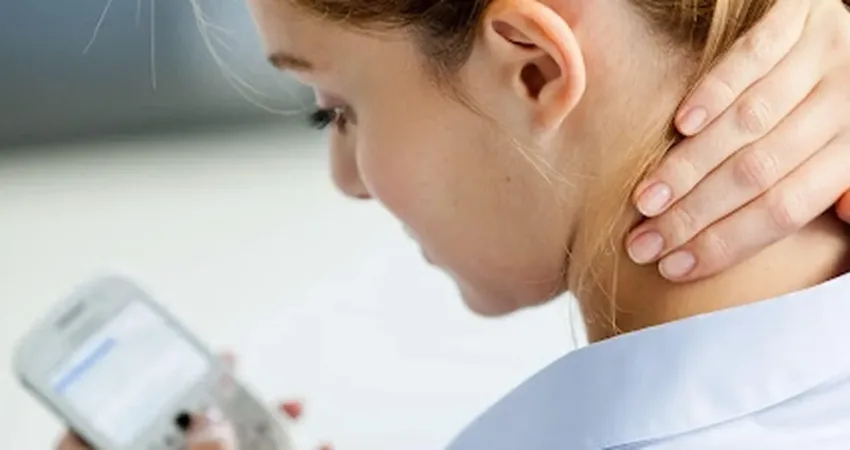 Telefon ve tablet gibi teknolojik cihazların aşırı kullanımının omurgaya zarar