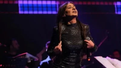 Yıldız Tilbe sahnede fenalaştı Ünlü şarkıcı Yıldız Tilbe, İstanbul’da verdiği konserde fenalaştı. Hayranının hediye