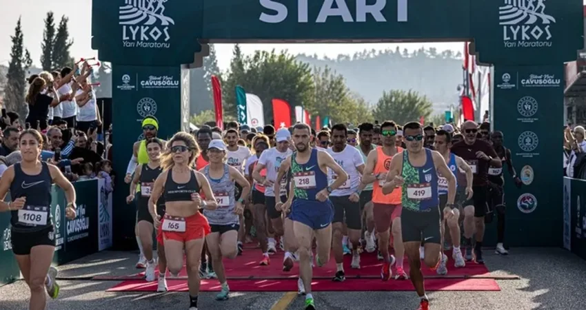 Pamukkale’de tarihi maraton heyecanı Denizli Büyükşehir Belediyesi, kentin eşsiz doğal ve kültürel zenginliklerini sporla