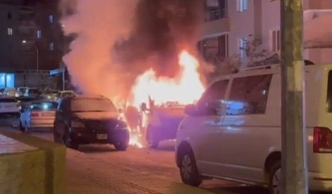 Gaziantep’in Nizip ilçesinde park halindeki minibüs alev topuna döndü. Yangında