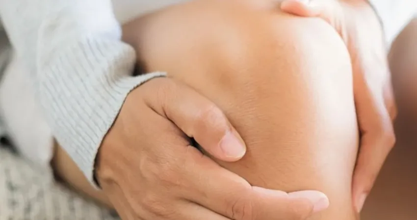 Eklemlerde ağrı, şişlik, takılma hissi… Çoğu kişi bu belirtileri “yaşlılık”