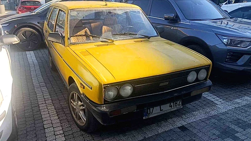 Antalya'nın Manavgat ilçesinde bir hastane bahçesinde, arkasındaki "Satılık Antik Muratti