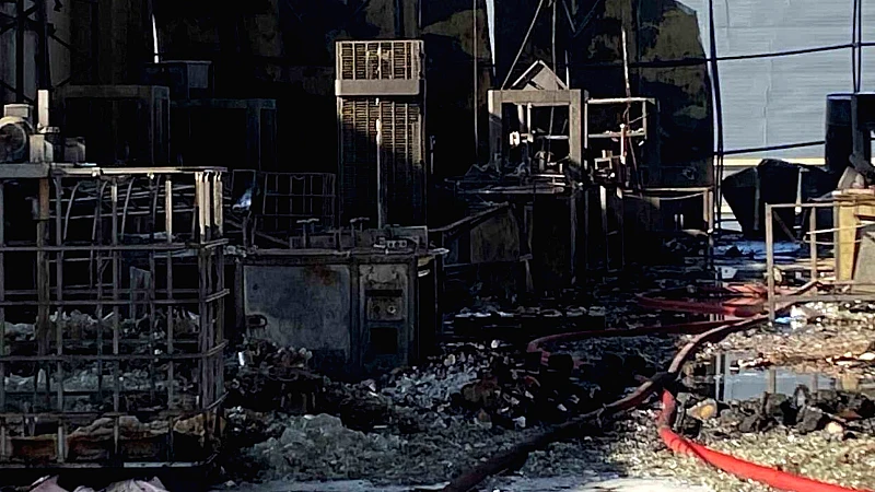 Kocaeli'nin Dilovası ilçesindeki bir parfüm dolum tesisinde çıkan yangında 6