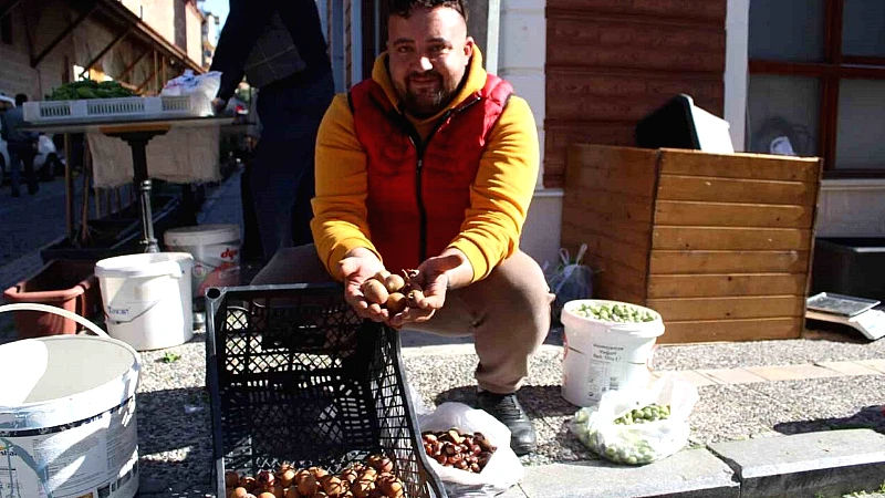 Aydın'ın doğal dağlarında yetişen beşbıyık meyvesi, pazarcı Emrah Kocaçoban'ın ifadelerine