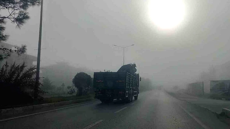 Aydın-Çine Karayolu'nda sabah saatlerinde etkili olan yoğun sis, görüş mesafesini