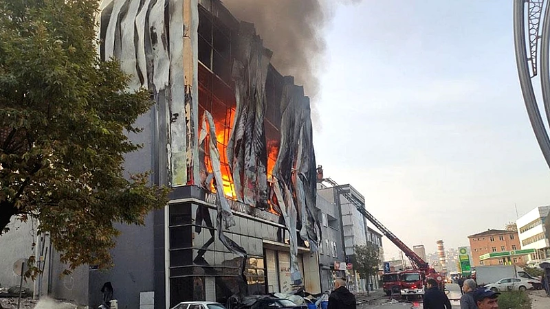 Kocaeli'nin Dilovası ilçesinde kozmetik fabrikasında çıkan yangında 6 kişi yaşamını