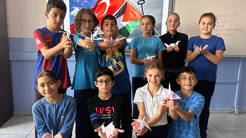 Muğla'nın Marmaris ilçesindeki Evren Paşa Ortaokulu öğrencileri, Gazze'deki çocuklara barış