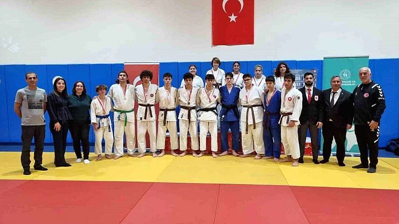 Muğla'da düzenlenen Gençler Judo İl Birinciliği, Menteşe Spor Salonu'nda heyecan