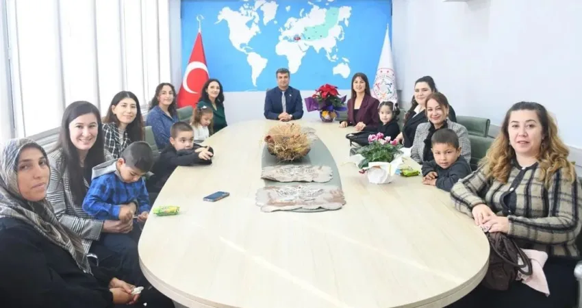 Anaokulu öğrencilerinden anlamlı davranış 24 Kasım Öğretmenler Günü’nde, Milas’taki bir anaokulu öğrencileri, öğretmenleriyle birlikte