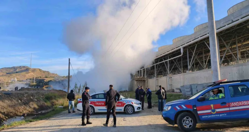 Aydın’da jeotermal akışkan iletim hattı patladı: 170 derecelik su çevreye yayıldı Aydın'ın Germencik ilçesindeki Bozköy yolunda Maren Enerji'ye ait jeotermal iletim