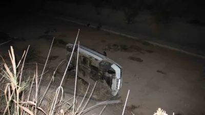 Aydın’ın Efeler ilçesinde sürücüsünün direksiyon hakimiyetini kaybettiği otomobil, sulama kanalına