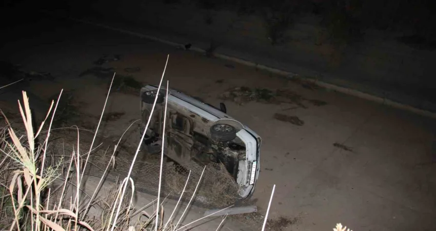 Aydın’da otomobil sulama kanalına uçtu: 2 yaralı Aydın’ın Efeler ilçesinde sürücüsünün direksiyon hakimiyetini kaybettiği otomobil, sulama kanalına