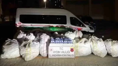 Aydın İl Jandarma Komutanlığı'nın KOM Şube Müdürlüğü, otoyolda durdurdukları iki