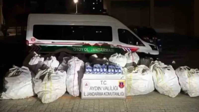 Aydın İl Jandarma Komutanlığı'nın KOM Şube Müdürlüğü, otoyolda durdurdukları iki