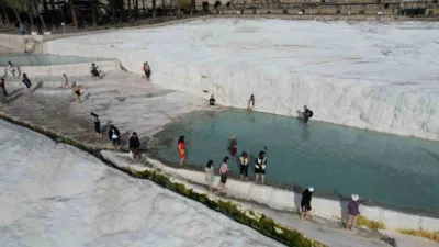 Pamukkale, UNESCO Dünya Kültür Mirası Listesi'nde yer alarak yerli ve