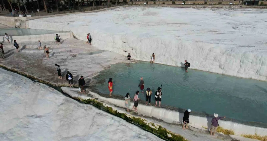 Pamukkale, UNESCO Dünya Kültür Mirası Listesi'nde yer alarak yerli ve