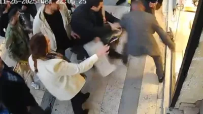 Gümüşhane’de boşanma aşamasındaki şahsın eşine bıçaklı saldırı anları güvenlik kamerasına