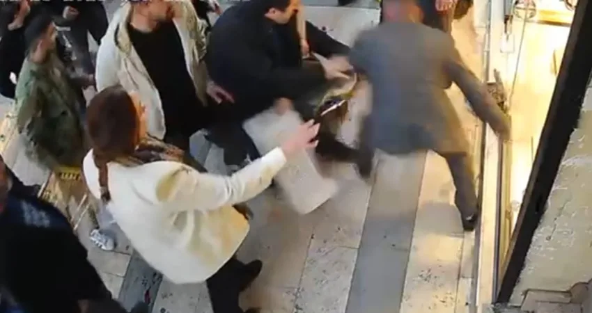 Bıçaklı saldırıya uğrayan kadını, esnaflar meyve kasalarıyla kurtardı Gümüşhane’de boşanma aşamasındaki şahsın eşine bıçaklı saldırı anları güvenlik kamerasına