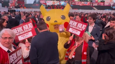 Cumhuriyet Halk Partisi (CHP) 39. Olağan Kurultayı’na bir kişi Pikachu