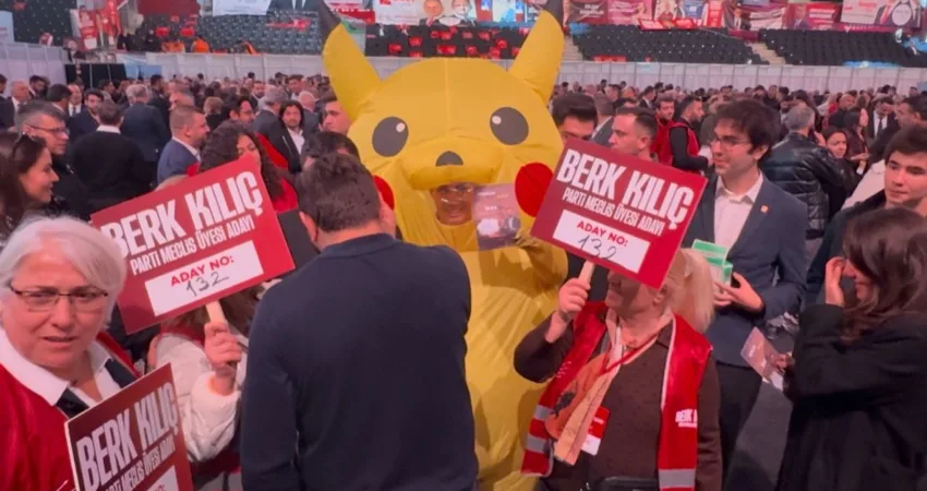 CHP Kurultayı’na bir kişi Pikachu kostümüyle katıldı Cumhuriyet Halk Partisi (CHP) 39. Olağan Kurultayı’na bir kişi Pikachu